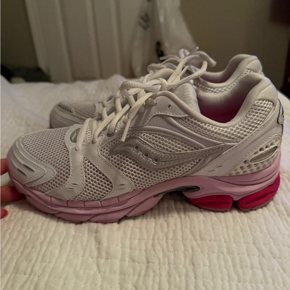Saucony Women's White and Pink Athletic Shoes Size 8.5 W